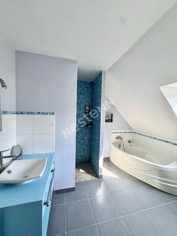 Maison contemporain à Cantenay Épinard - 12 minutes angers centre  Un havre de paix avec piscine et garages