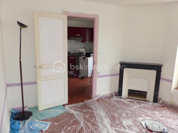 "EXCLUSIVITÉ"
Situé à proximité du centre-ville, à 2 pas de l'arquebuse et du cinéma, cet appartement au rez-de-chaussée comprend 2 pièces, une salle de bain avec wc et un espace rangement.

En plus du logement, vous bénéficiez d'un grenier et d'une cave.
Possibilité d'aménager le grenier qui se trouve juste au-dessus du logement pour en faire une chambre par exemple.

La porte d'entrée est en PVC et en double-vitrage, la fenêtre de la 2ème pièce est en survitrage.

La peinture est actuellement en train d'être refaite et le locataire (présent depuis 3 ans) est en cours de déménagement. Le logement sera libre fin Mai.
De nouvelles photos seront faites lorsque la peinture sera terminée et que toutes les affaires seront débarrassées.

Le logement est chauffé grâce à une chaudière à ventouse (Gaz de Ville) dont l'entretien vient d'être réalisé.

Le fait d'avoir l'INSPE (Institut National Supérieur du Professorat et de l'Éducation) juste à côté permet d'avoir des étudiants en recherche de logement tous les ans.

La copropriété n'a pas de syndic, il n'y a aucune charge.

Ce logement vous intéresse et vous souhaitez le visiter, je suis à votre disposition au 06-07-46-13-96