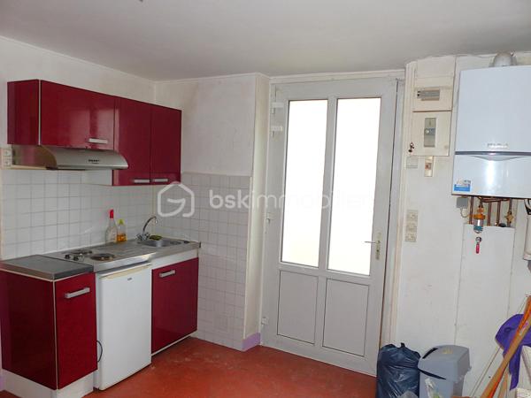 "EXCLUSIVITÉ"
Situé à proximité du centre-ville, à 2 pas de l'arquebuse et du cinéma, cet appartement au rez-de-chaussée comprend 2 pièces, une salle de bain avec wc et un espace rangement.

En plus du logement, vous bénéficiez d'un grenier et d'une cave.
Possibilité d'aménager le grenier qui se trouve juste au-dessus du logement pour en faire une chambre par exemple.

La porte d'entrée est en PVC et en double-vitrage, la fenêtre de la 2ème pièce est en survitrage.

La peinture est actuellement en train d'être refaite et le locataire (présent depuis 3 ans) est en cours de déménagement. Le logement sera libre fin Mai.
De nouvelles photos seront faites lorsque la peinture sera terminée et que toutes les affaires seront débarrassées.

Le logement est chauffé grâce à une chaudière à ventouse (Gaz de Ville) dont l'entretien vient d'être réalisé.

Le fait d'avoir l'INSPE (Institut National Supérieur du Professorat et de l'Éducation) juste à côté permet d'avoir des étudiants en recherche de logement tous les ans.

La copropriété n'a pas de syndic, il n'y a aucune charge.

Ce logement vous intéresse et vous souhaitez le visiter, je suis à votre disposition au 06-07-46-13-96