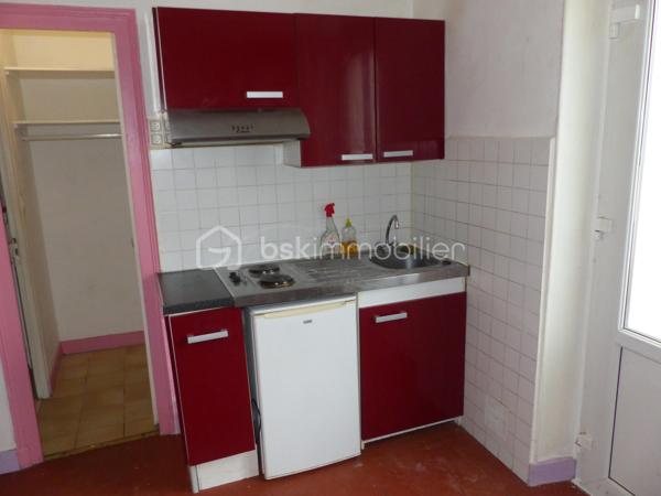 "EXCLUSIVITÉ"
Situé à proximité du centre-ville, à 2 pas de l'arquebuse et du cinéma, cet appartement au rez-de-chaussée comprend 2 pièces, une salle de bain avec wc et un espace rangement.

En plus du logement, vous bénéficiez d'un grenier et d'une cave.
Possibilité d'aménager le grenier qui se trouve juste au-dessus du logement pour en faire une chambre par exemple.

La porte d'entrée est en PVC et en double-vitrage, la fenêtre de la 2ème pièce est en survitrage.

La peinture est actuellement en train d'être refaite et le locataire (présent depuis 3 ans) est en cours de déménagement. Le logement sera libre fin Mai.
De nouvelles photos seront faites lorsque la peinture sera terminée et que toutes les affaires seront débarrassées.

Le logement est chauffé grâce à une chaudière à ventouse (Gaz de Ville) dont l'entretien vient d'être réalisé.

Le fait d'avoir l'INSPE (Institut National Supérieur du Professorat et de l'Éducation) juste à côté permet d'avoir des étudiants en recherche de logement tous les ans.

La copropriété n'a pas de syndic, il n'y a aucune charge.

Ce logement vous intéresse et vous souhaitez le visiter, je suis à votre disposition au 06-07-46-13-96