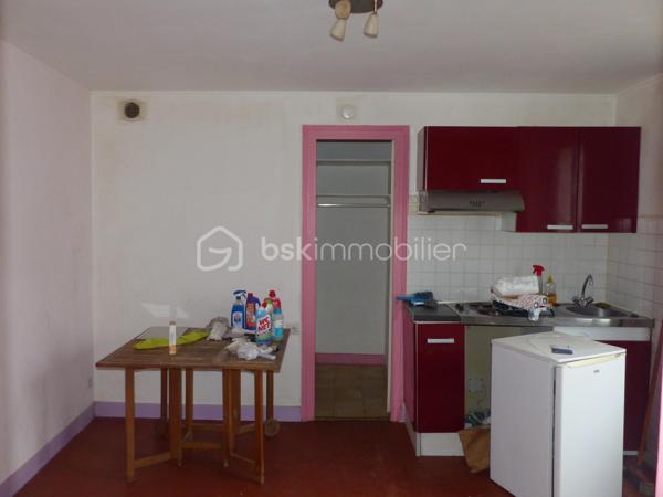 "EXCLUSIVITÉ"
Situé à proximité du centre-ville, à 2 pas de l'arquebuse et du cinéma, cet appartement au rez-de-chaussée comprend 2 pièces, une salle de bain avec wc et un espace rangement.

En plus du logement, vous bénéficiez d'un grenier et d'une cave.
Possibilité d'aménager le grenier qui se trouve juste au-dessus du logement pour en faire une chambre par exemple.

La porte d'entrée est en PVC et en double-vitrage, la fenêtre de la 2ème pièce est en survitrage.

La peinture est actuellement en train d'être refaite et le locataire (présent depuis 3 ans) est en cours de déménagement. Le logement sera libre fin Mai.
De nouvelles photos seront faites lorsque la peinture sera terminée et que toutes les affaires seront débarrassées.

Le logement est chauffé grâce à une chaudière à ventouse (Gaz de Ville) dont l'entretien vient d'être réalisé.

Le fait d'avoir l'INSPE (Institut National Supérieur du Professorat et de l'Éducation) juste à côté permet d'avoir des étudiants en recherche de logement tous les ans.

La copropriété n'a pas de syndic, il n'y a aucune charge.

Ce logement vous intéresse et vous souhaitez le visiter, je suis à votre disposition au 06-07-46-13-96