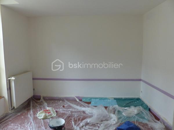 "EXCLUSIVITÉ"
Situé à proximité du centre-ville, à 2 pas de l'arquebuse et du cinéma, cet appartement au rez-de-chaussée comprend 2 pièces, une salle de bain avec wc et un espace rangement.

En plus du logement, vous bénéficiez d'un grenier et d'une cave.
Possibilité d'aménager le grenier qui se trouve juste au-dessus du logement pour en faire une chambre par exemple.

La porte d'entrée est en PVC et en double-vitrage, la fenêtre de la 2ème pièce est en survitrage.

La peinture est actuellement en train d'être refaite et le locataire (présent depuis 3 ans) est en cours de déménagement. Le logement sera libre fin Mai.
De nouvelles photos seront faites lorsque la peinture sera terminée et que toutes les affaires seront débarrassées.

Le logement est chauffé grâce à une chaudière à ventouse (Gaz de Ville) dont l'entretien vient d'être réalisé.

Le fait d'avoir l'INSPE (Institut National Supérieur du Professorat et de l'Éducation) juste à côté permet d'avoir des étudiants en recherche de logement tous les ans.

La copropriété n'a pas de syndic, il n'y a aucune charge.

Ce logement vous intéresse et vous souhaitez le visiter, je suis à votre disposition au 06-07-46-13-96