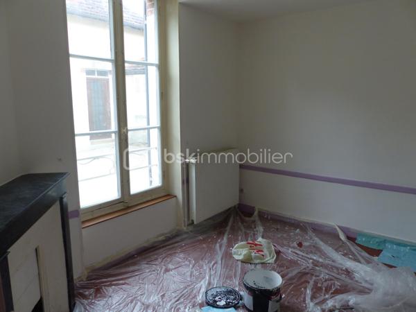 "EXCLUSIVITÉ"
Situé à proximité du centre-ville, à 2 pas de l'arquebuse et du cinéma, cet appartement au rez-de-chaussée comprend 2 pièces, une salle de bain avec wc et un espace rangement.

En plus du logement, vous bénéficiez d'un grenier et d'une cave.
Possibilité d'aménager le grenier qui se trouve juste au-dessus du logement pour en faire une chambre par exemple.

La porte d'entrée est en PVC et en double-vitrage, la fenêtre de la 2ème pièce est en survitrage.

La peinture est actuellement en train d'être refaite et le locataire (présent depuis 3 ans) est en cours de déménagement. Le logement sera libre fin Mai.
De nouvelles photos seront faites lorsque la peinture sera terminée et que toutes les affaires seront débarrassées.

Le logement est chauffé grâce à une chaudière à ventouse (Gaz de Ville) dont l'entretien vient d'être réalisé.

Le fait d'avoir l'INSPE (Institut National Supérieur du Professorat et de l'Éducation) juste à côté permet d'avoir des étudiants en recherche de logement tous les ans.

La copropriété n'a pas de syndic, il n'y a aucune charge.

Ce logement vous intéresse et vous souhaitez le visiter, je suis à votre disposition au 06-07-46-13-96