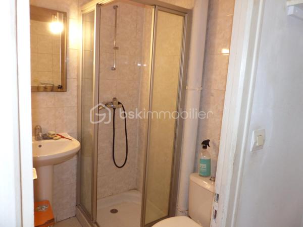 "EXCLUSIVITÉ"
Situé à proximité du centre-ville, à 2 pas de l'arquebuse et du cinéma, cet appartement au rez-de-chaussée comprend 2 pièces, une salle de bain avec wc et un espace rangement.

En plus du logement, vous bénéficiez d'un grenier et d'une cave.
Possibilité d'aménager le grenier qui se trouve juste au-dessus du logement pour en faire une chambre par exemple.

La porte d'entrée est en PVC et en double-vitrage, la fenêtre de la 2ème pièce est en survitrage.

La peinture est actuellement en train d'être refaite et le locataire (présent depuis 3 ans) est en cours de déménagement. Le logement sera libre fin Mai.
De nouvelles photos seront faites lorsque la peinture sera terminée et que toutes les affaires seront débarrassées.

Le logement est chauffé grâce à une chaudière à ventouse (Gaz de Ville) dont l'entretien vient d'être réalisé.

Le fait d'avoir l'INSPE (Institut National Supérieur du Professorat et de l'Éducation) juste à côté permet d'avoir des étudiants en recherche de logement tous les ans.

La copropriété n'a pas de syndic, il n'y a aucune charge.

Ce logement vous intéresse et vous souhaitez le visiter, je suis à votre disposition au 06-07-46-13-96