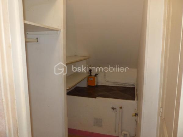 "EXCLUSIVITÉ"
Situé à proximité du centre-ville, à 2 pas de l'arquebuse et du cinéma, cet appartement au rez-de-chaussée comprend 2 pièces, une salle de bain avec wc et un espace rangement.

En plus du logement, vous bénéficiez d'un grenier et d'une cave.
Possibilité d'aménager le grenier qui se trouve juste au-dessus du logement pour en faire une chambre par exemple.

La porte d'entrée est en PVC et en double-vitrage, la fenêtre de la 2ème pièce est en survitrage.

La peinture est actuellement en train d'être refaite et le locataire (présent depuis 3 ans) est en cours de déménagement. Le logement sera libre fin Mai.
De nouvelles photos seront faites lorsque la peinture sera terminée et que toutes les affaires seront débarrassées.

Le logement est chauffé grâce à une chaudière à ventouse (Gaz de Ville) dont l'entretien vient d'être réalisé.

Le fait d'avoir l'INSPE (Institut National Supérieur du Professorat et de l'Éducation) juste à côté permet d'avoir des étudiants en recherche de logement tous les ans.

La copropriété n'a pas de syndic, il n'y a aucune charge.

Ce logement vous intéresse et vous souhaitez le visiter, je suis à votre disposition au 06-07-46-13-96