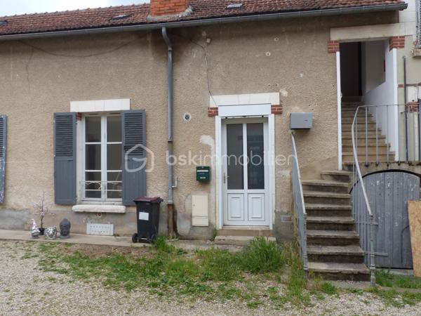 "EXCLUSIVITÉ"
Situé à proximité du centre-ville, à 2 pas de l'arquebuse et du cinéma, cet appartement au rez-de-chaussée comprend 2 pièces, une salle de bain avec wc et un espace rangement.

En plus du logement, vous bénéficiez d'un grenier et d'une cave.
Possibilité d'aménager le grenier qui se trouve juste au-dessus du logement pour en faire une chambre par exemple.

La porte d'entrée est en PVC et en double-vitrage, la fenêtre de la 2ème pièce est en survitrage.

La peinture est actuellement en train d'être refaite et le locataire (présent depuis 3 ans) est en cours de déménagement. Le logement sera libre fin Mai.
De nouvelles photos seront faites lorsque la peinture sera terminée et que toutes les affaires seront débarrassées.

Le logement est chauffé grâce à une chaudière à ventouse (Gaz de Ville) dont l'entretien vient d'être réalisé.

Le fait d'avoir l'INSPE (Institut National Supérieur du Professorat et de l'Éducation) juste à côté permet d'avoir des étudiants en recherche de logement tous les ans.

La copropriété n'a pas de syndic, il n'y a aucune charge.

Ce logement vous intéresse et vous souhaitez le visiter, je suis à votre disposition au 06-07-46-13-96