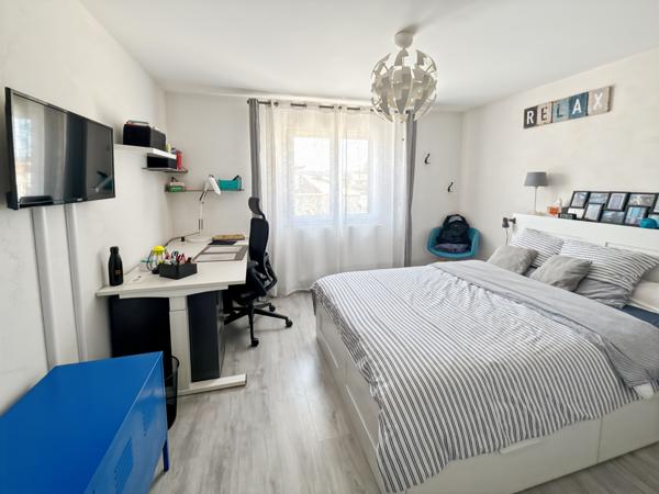 Saint-Bernard (01600) À vendre – Maison contemporaine avec piscine à Saint-Bernard 160m² 6 pièces sur grand terrain plat.