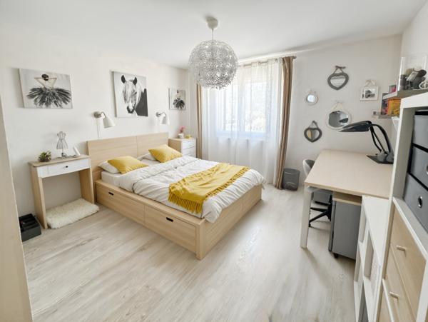 Saint-Bernard (01600) À vendre – Maison contemporaine avec piscine à Saint-Bernard 160m² 6 pièces sur grand terrain plat.