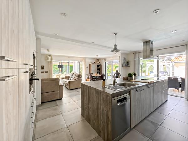 Saint-Bernard (01600) À vendre – Maison contemporaine avec piscine à Saint-Bernard 160m² 6 pièces sur grand terrain plat.