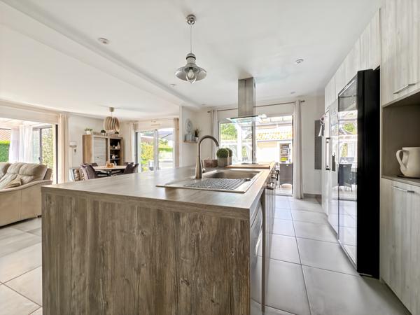 Saint-Bernard (01600) À vendre – Maison contemporaine avec piscine à Saint-Bernard 160m² 6 pièces sur grand terrain plat.