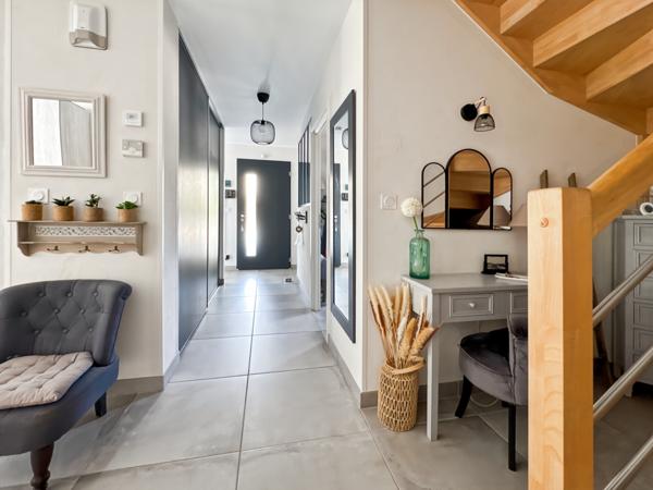 Saint-Bernard (01600) À vendre – Maison contemporaine avec piscine à Saint-Bernard 160m² 6 pièces sur grand terrain plat.