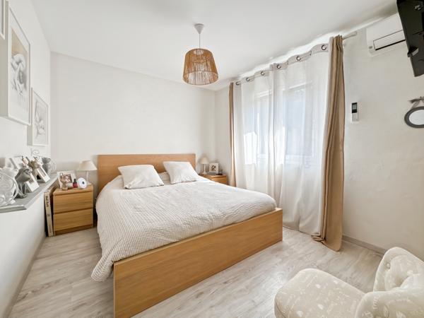 Saint-Bernard (01600) À vendre – Maison contemporaine avec piscine à Saint-Bernard 160m² 6 pièces sur grand terrain plat.