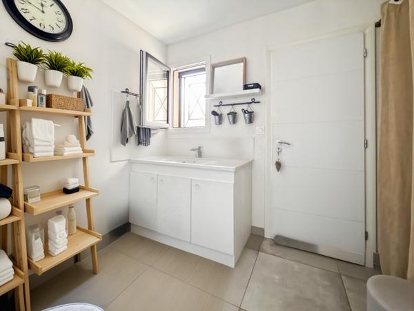 Saint-Bernard (01600) À vendre – Maison contemporaine avec piscine à Saint-Bernard 160m² 6 pièces sur grand terrain plat.