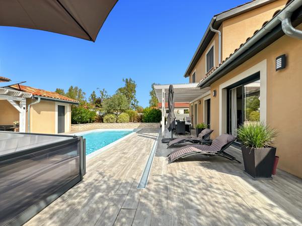 Saint-Bernard (01600) À vendre – Maison contemporaine avec piscine à Saint-Bernard 160m² 6 pièces sur grand terrain plat.