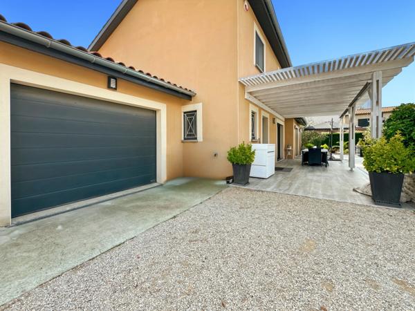 Saint-Bernard (01600) À vendre – Maison contemporaine avec piscine à Saint-Bernard 160m² 6 pièces sur grand terrain plat.