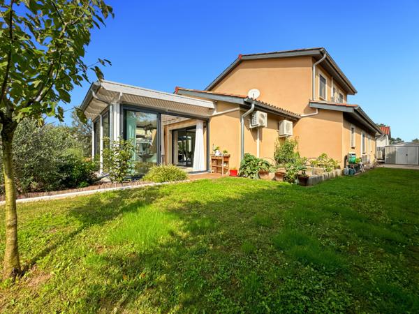 Saint-Bernard (01600) À vendre – Maison contemporaine avec piscine à Saint-Bernard 160m² 6 pièces sur grand terrain plat.