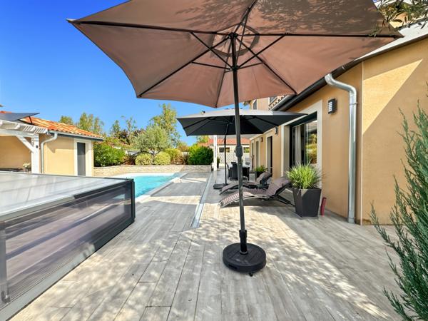 Saint-Bernard (01600) À vendre – Maison contemporaine avec piscine à Saint-Bernard 160m² 6 pièces sur grand terrain plat.