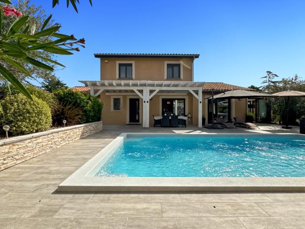 Saint-Bernard (01600) À vendre – Maison contemporaine avec piscine à Saint-Bernard 160m² 6 pièces sur grand terrain plat.