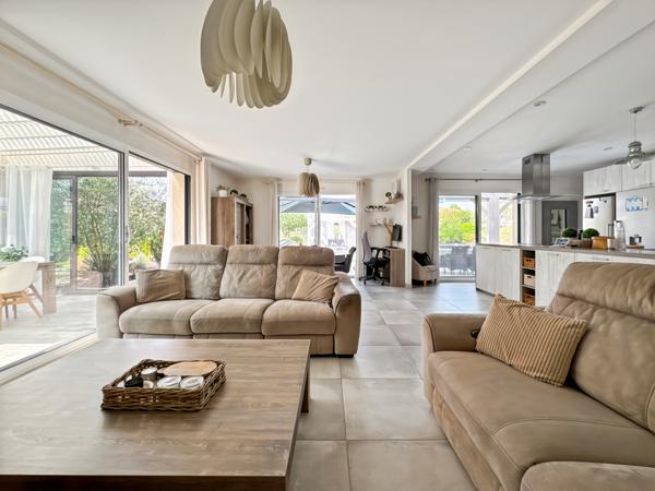 Saint-Bernard (01600) À vendre – Maison contemporaine avec piscine à Saint-Bernard 160m² 6 pièces sur grand terrain plat.