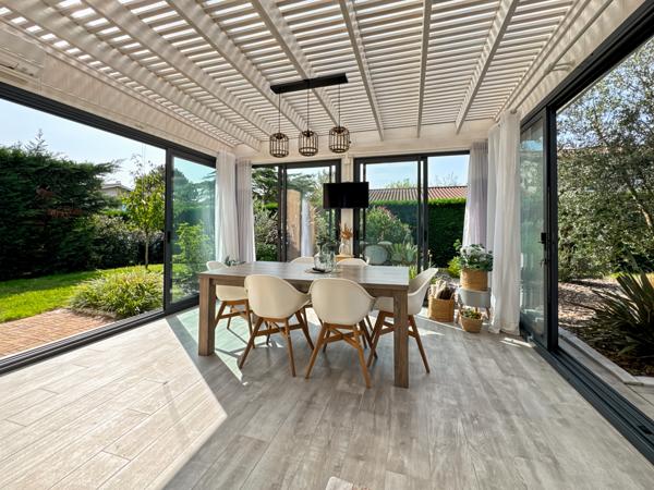 Saint-Bernard (01600) À vendre – Maison contemporaine avec piscine à Saint-Bernard 160m² 6 pièces sur grand terrain plat.