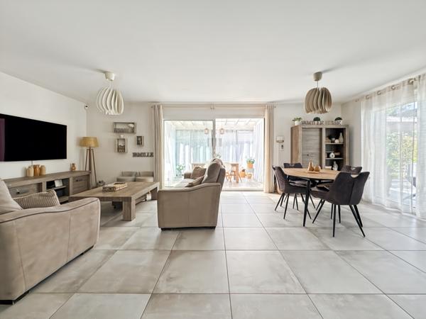 Saint-Bernard (01600) À vendre – Maison contemporaine avec piscine à Saint-Bernard 160m² 6 pièces sur grand terrain plat.