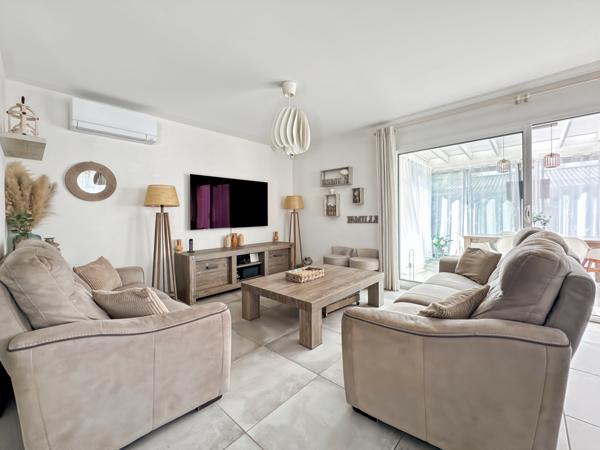 Saint-Bernard (01600) À vendre – Maison contemporaine avec piscine à Saint-Bernard 160m² 6 pièces sur grand terrain plat.