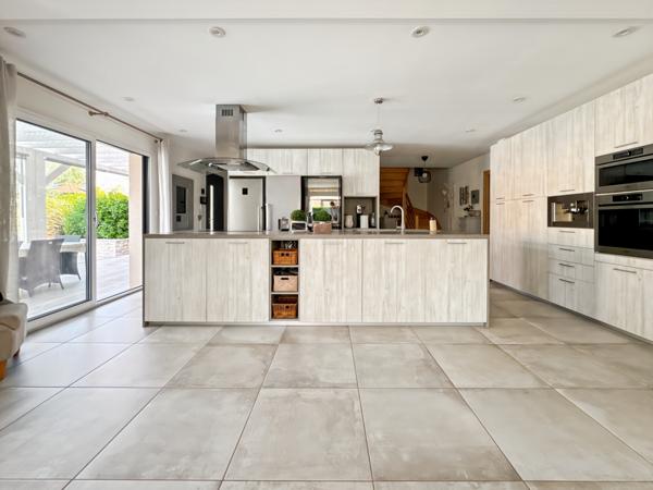 Saint-Bernard (01600) À vendre – Maison contemporaine avec piscine à Saint-Bernard 160m² 6 pièces sur grand terrain plat.