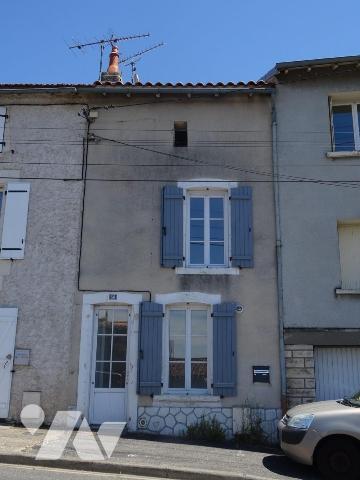 Maison d'habitation offrant:  une cuisine, un salon, deux chambres, un bureau, une salle d'eau ...