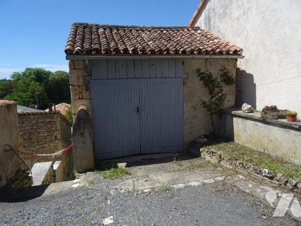 Maison d'habitation offrant:  une cuisine, un salon, deux chambres, un bureau, une salle d'eau ...