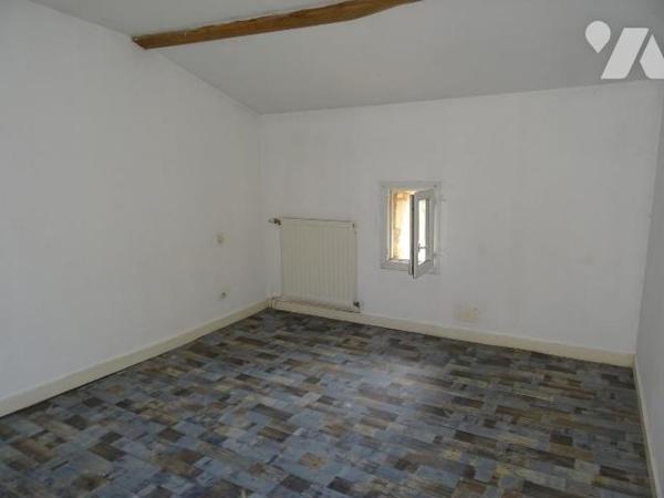 Maison d'habitation offrant:  une cuisine, un salon, deux chambres, un bureau, une salle d'eau ...