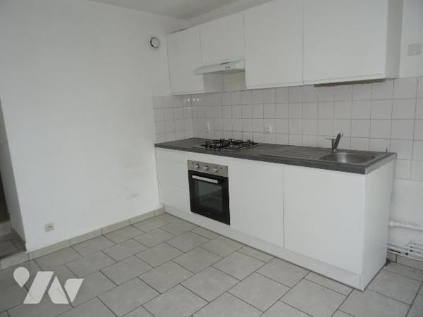 Maison d'habitation offrant:  une cuisine, un salon, deux chambres, un bureau, une salle d'eau ...