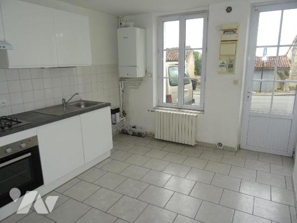 Maison d'habitation offrant:  une cuisine, un salon, deux chambres, un bureau, une salle d'eau ...