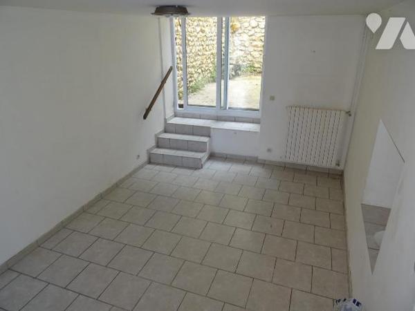 Maison d'habitation offrant:  une cuisine, un salon, deux chambres, un bureau, une salle d'eau ...