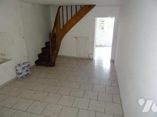 Maison d'habitation offrant:  une cuisine, un salon, deux chambres, un bureau, une salle d'eau ...