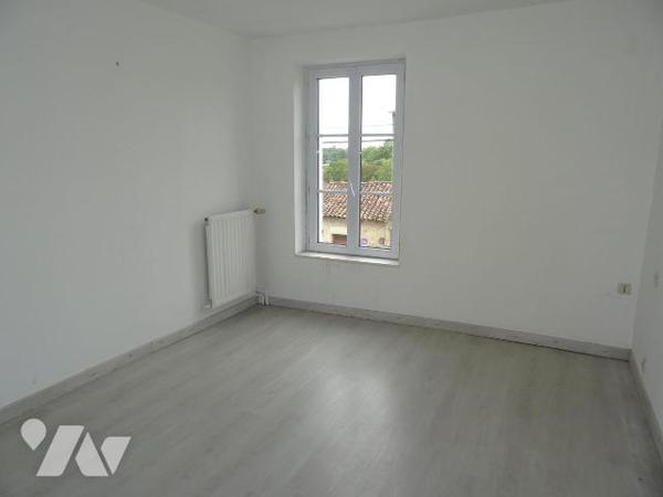 Maison d'habitation offrant:  une cuisine, un salon, deux chambres, un bureau, une salle d'eau ...