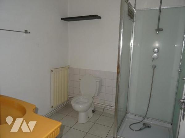 Maison d'habitation offrant:  une cuisine, un salon, deux chambres, un bureau, une salle d'eau ...