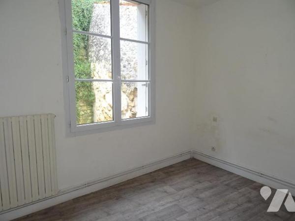 Maison d'habitation offrant:  une cuisine, un salon, deux chambres, un bureau, une salle d'eau ...