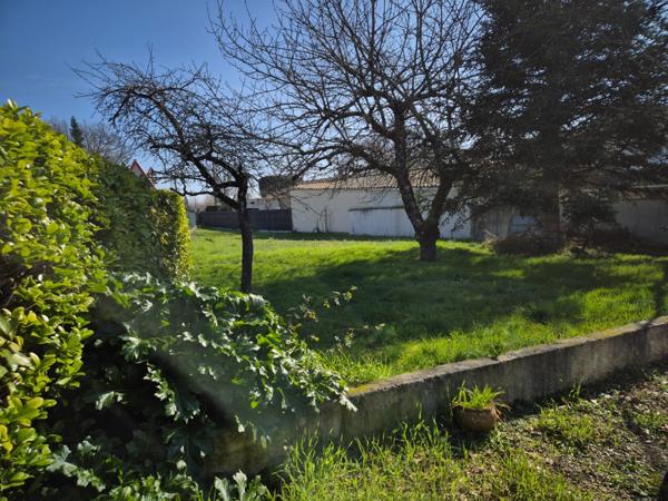 Terrain de 400 m2, 200 m à pied des commerces du bourg.