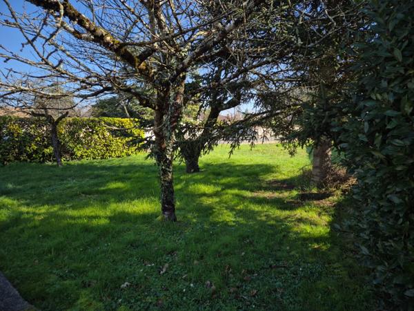 Terrain de 400 m2, 200 m à pied des commerces du bourg.