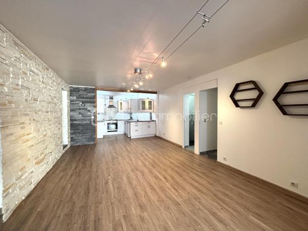 Sur la commune de La Ville Du Bois , Venez découvrir ce magnifique appartement de 91 m2 environ , 4 pièces , 2 chambres .

Dans une petite copropriété de 4 lots , cet appartement vous offrira le confort d'une maison avec sa terrasse privative de 160 m2 . 

Grande entrée avec placards de rangement , grand séjour avec sa salle à manger semi ouverte donnant accès à la terrasse , cuisine ouverte , aménagée et équipée ( four , lave vaisselle , plaques , hotte , placards de rangement ) , une salle d'eau avec grande cabine de douche , simple vasque , sèche serviette et dressing , deux chambres dont une avec petit dressing , wc séparé . 

Possibilité de facilement créer une troisième chambre à la place de la salle à manger . 

Terrasse de 160 m2 avec son cabanon de 12 m2 et sa pergola pour vos moments de détente . 

Clés en main , posez vos valises ! Aucuns travaux à prévoir ! 

Proche de toute les commodités , école maternelle , primaire , lycée privée , bus , commerces , centre ville , axes routiers . 

Charge de copropriété : 19,58 euros/mois , 235 euros/an 
Taxe foncière : 1400 euros