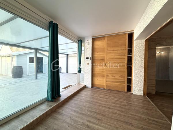 Sur la commune de La Ville Du Bois , Venez découvrir ce magnifique appartement de 91 m2 environ , 4 pièces , 2 chambres .

Dans une petite copropriété de 4 lots , cet appartement vous offrira le confort d'une maison avec sa terrasse privative de 160 m2 . 

Grande entrée avec placards de rangement , grand séjour avec sa salle à manger semi ouverte donnant accès à la terrasse , cuisine ouverte , aménagée et équipée ( four , lave vaisselle , plaques , hotte , placards de rangement ) , une salle d'eau avec grande cabine de douche , simple vasque , sèche serviette et dressing , deux chambres dont une avec petit dressing , wc séparé . 

Possibilité de facilement créer une troisième chambre à la place de la salle à manger . 

Terrasse de 160 m2 avec son cabanon de 12 m2 et sa pergola pour vos moments de détente . 

Clés en main , posez vos valises ! Aucuns travaux à prévoir ! 

Proche de toute les commodités , école maternelle , primaire , lycée privée , bus , commerces , centre ville , axes routiers . 

Charge de copropriété : 19,58 euros/mois , 235 euros/an 
Taxe foncière : 1400 euros