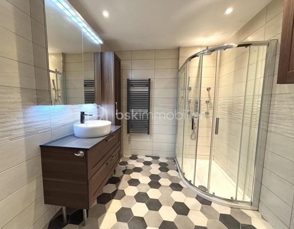 Sur la commune de La Ville Du Bois , Venez découvrir ce magnifique appartement de 91 m2 environ , 4 pièces , 2 chambres .

Dans une petite copropriété de 4 lots , cet appartement vous offrira le confort d'une maison avec sa terrasse privative de 160 m2 . 

Grande entrée avec placards de rangement , grand séjour avec sa salle à manger semi ouverte donnant accès à la terrasse , cuisine ouverte , aménagée et équipée ( four , lave vaisselle , plaques , hotte , placards de rangement ) , une salle d'eau avec grande cabine de douche , simple vasque , sèche serviette et dressing , deux chambres dont une avec petit dressing , wc séparé . 

Possibilité de facilement créer une troisième chambre à la place de la salle à manger . 

Terrasse de 160 m2 avec son cabanon de 12 m2 et sa pergola pour vos moments de détente . 

Clés en main , posez vos valises ! Aucuns travaux à prévoir ! 

Proche de toute les commodités , école maternelle , primaire , lycée privée , bus , commerces , centre ville , axes routiers . 

Charge de copropriété : 19,58 euros/mois , 235 euros/an 
Taxe foncière : 1400 euros
