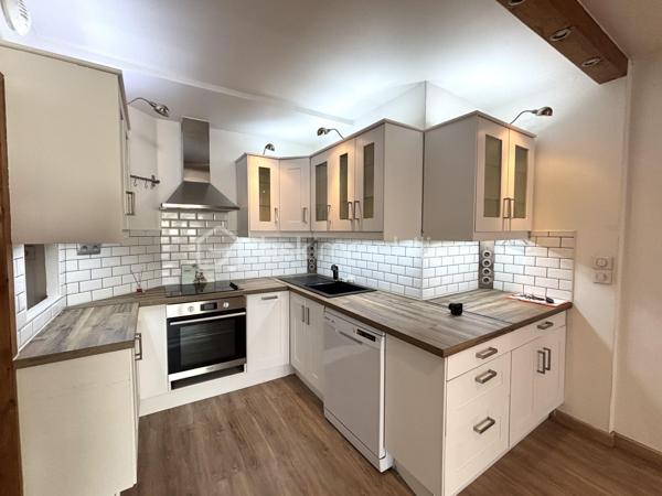 Sur la commune de La Ville Du Bois , Venez découvrir ce magnifique appartement de 91 m2 environ , 4 pièces , 2 chambres .

Dans une petite copropriété de 4 lots , cet appartement vous offrira le confort d'une maison avec sa terrasse privative de 160 m2 . 

Grande entrée avec placards de rangement , grand séjour avec sa salle à manger semi ouverte donnant accès à la terrasse , cuisine ouverte , aménagée et équipée ( four , lave vaisselle , plaques , hotte , placards de rangement ) , une salle d'eau avec grande cabine de douche , simple vasque , sèche serviette et dressing , deux chambres dont une avec petit dressing , wc séparé . 

Possibilité de facilement créer une troisième chambre à la place de la salle à manger . 

Terrasse de 160 m2 avec son cabanon de 12 m2 et sa pergola pour vos moments de détente . 

Clés en main , posez vos valises ! Aucuns travaux à prévoir ! 

Proche de toute les commodités , école maternelle , primaire , lycée privée , bus , commerces , centre ville , axes routiers . 

Charge de copropriété : 19,58 euros/mois , 235 euros/an 
Taxe foncière : 1400 euros