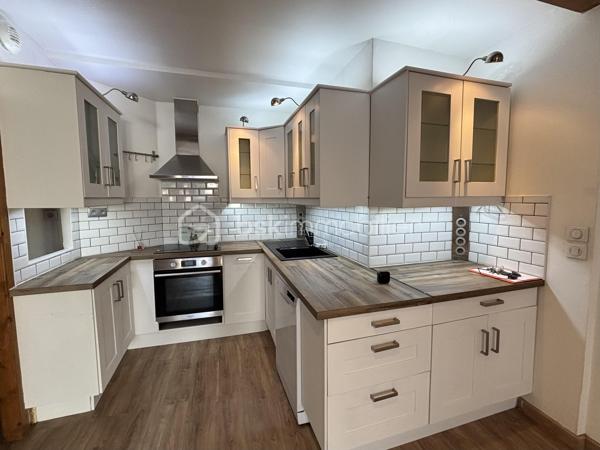 Sur la commune de La Ville Du Bois , Venez découvrir ce magnifique appartement de 91 m2 environ , 4 pièces , 2 chambres .

Dans une petite copropriété de 4 lots , cet appartement vous offrira le confort d'une maison avec sa terrasse privative de 160 m2 . 

Grande entrée avec placards de rangement , grand séjour avec sa salle à manger semi ouverte donnant accès à la terrasse , cuisine ouverte , aménagée et équipée ( four , lave vaisselle , plaques , hotte , placards de rangement ) , une salle d'eau avec grande cabine de douche , simple vasque , sèche serviette et dressing , deux chambres dont une avec petit dressing , wc séparé . 

Possibilité de facilement créer une troisième chambre à la place de la salle à manger . 

Terrasse de 160 m2 avec son cabanon de 12 m2 et sa pergola pour vos moments de détente . 

Clés en main , posez vos valises ! Aucuns travaux à prévoir ! 

Proche de toute les commodités , école maternelle , primaire , lycée privée , bus , commerces , centre ville , axes routiers . 

Charge de copropriété : 19,58 euros/mois , 235 euros/an 
Taxe foncière : 1400 euros