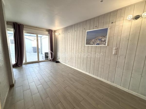 Sur la commune de La Ville Du Bois , Venez découvrir ce magnifique appartement de 91 m2 environ , 4 pièces , 2 chambres .

Dans une petite copropriété de 4 lots , cet appartement vous offrira le confort d'une maison avec sa terrasse privative de 160 m2 . 

Grande entrée avec placards de rangement , grand séjour avec sa salle à manger semi ouverte donnant accès à la terrasse , cuisine ouverte , aménagée et équipée ( four , lave vaisselle , plaques , hotte , placards de rangement ) , une salle d'eau avec grande cabine de douche , simple vasque , sèche serviette et dressing , deux chambres dont une avec petit dressing , wc séparé . 

Possibilité de facilement créer une troisième chambre à la place de la salle à manger . 

Terrasse de 160 m2 avec son cabanon de 12 m2 et sa pergola pour vos moments de détente . 

Clés en main , posez vos valises ! Aucuns travaux à prévoir ! 

Proche de toute les commodités , école maternelle , primaire , lycée privée , bus , commerces , centre ville , axes routiers . 

Charge de copropriété : 19,58 euros/mois , 235 euros/an 
Taxe foncière : 1400 euros