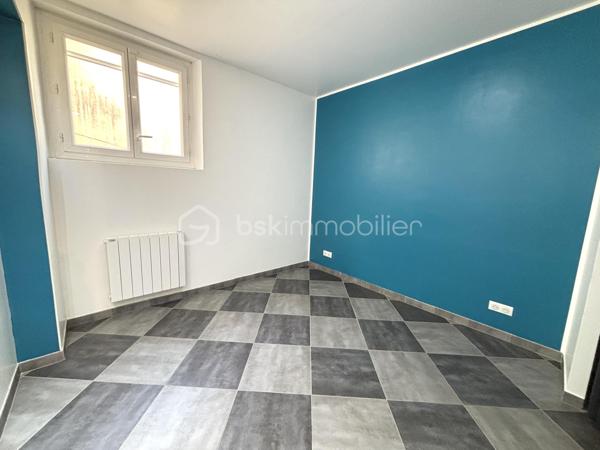 Sur la commune de La Ville Du Bois , Venez découvrir ce magnifique appartement de 91 m2 environ , 4 pièces , 2 chambres .

Dans une petite copropriété de 4 lots , cet appartement vous offrira le confort d'une maison avec sa terrasse privative de 160 m2 . 

Grande entrée avec placards de rangement , grand séjour avec sa salle à manger semi ouverte donnant accès à la terrasse , cuisine ouverte , aménagée et équipée ( four , lave vaisselle , plaques , hotte , placards de rangement ) , une salle d'eau avec grande cabine de douche , simple vasque , sèche serviette et dressing , deux chambres dont une avec petit dressing , wc séparé . 

Possibilité de facilement créer une troisième chambre à la place de la salle à manger . 

Terrasse de 160 m2 avec son cabanon de 12 m2 et sa pergola pour vos moments de détente . 

Clés en main , posez vos valises ! Aucuns travaux à prévoir ! 

Proche de toute les commodités , école maternelle , primaire , lycée privée , bus , commerces , centre ville , axes routiers . 

Charge de copropriété : 19,58 euros/mois , 235 euros/an 
Taxe foncière : 1400 euros