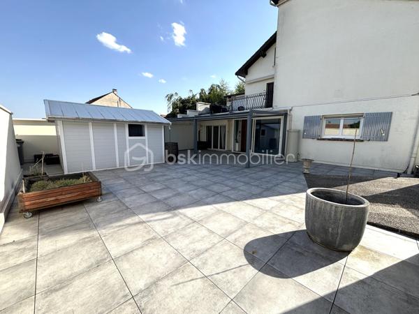 Sur la commune de La Ville Du Bois , Venez découvrir ce magnifique appartement de 91 m2 environ , 4 pièces , 2 chambres .

Dans une petite copropriété de 4 lots , cet appartement vous offrira le confort d'une maison avec sa terrasse privative de 160 m2 . 

Grande entrée avec placards de rangement , grand séjour avec sa salle à manger semi ouverte donnant accès à la terrasse , cuisine ouverte , aménagée et équipée ( four , lave vaisselle , plaques , hotte , placards de rangement ) , une salle d'eau avec grande cabine de douche , simple vasque , sèche serviette et dressing , deux chambres dont une avec petit dressing , wc séparé . 

Possibilité de facilement créer une troisième chambre à la place de la salle à manger . 

Terrasse de 160 m2 avec son cabanon de 12 m2 et sa pergola pour vos moments de détente . 

Clés en main , posez vos valises ! Aucuns travaux à prévoir ! 

Proche de toute les commodités , école maternelle , primaire , lycée privée , bus , commerces , centre ville , axes routiers . 

Charge de copropriété : 19,58 euros/mois , 235 euros/an 
Taxe foncière : 1400 euros