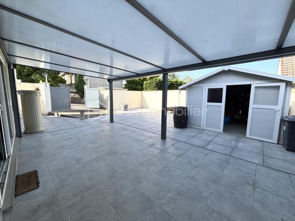 Sur la commune de La Ville Du Bois , Venez découvrir ce magnifique appartement de 91 m2 environ , 4 pièces , 2 chambres .

Dans une petite copropriété de 4 lots , cet appartement vous offrira le confort d'une maison avec sa terrasse privative de 160 m2 . 

Grande entrée avec placards de rangement , grand séjour avec sa salle à manger semi ouverte donnant accès à la terrasse , cuisine ouverte , aménagée et équipée ( four , lave vaisselle , plaques , hotte , placards de rangement ) , une salle d'eau avec grande cabine de douche , simple vasque , sèche serviette et dressing , deux chambres dont une avec petit dressing , wc séparé . 

Possibilité de facilement créer une troisième chambre à la place de la salle à manger . 

Terrasse de 160 m2 avec son cabanon de 12 m2 et sa pergola pour vos moments de détente . 

Clés en main , posez vos valises ! Aucuns travaux à prévoir ! 

Proche de toute les commodités , école maternelle , primaire , lycée privée , bus , commerces , centre ville , axes routiers . 

Charge de copropriété : 19,58 euros/mois , 235 euros/an 
Taxe foncière : 1400 euros
