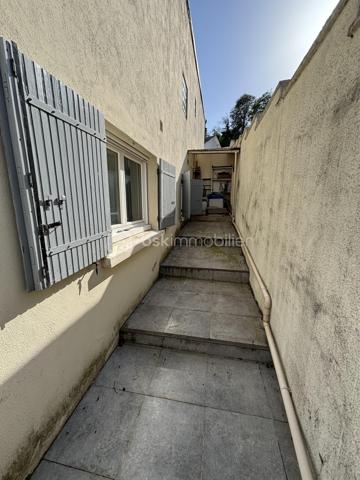 Sur la commune de La Ville Du Bois , Venez découvrir ce magnifique appartement de 91 m2 environ , 4 pièces , 2 chambres .

Dans une petite copropriété de 4 lots , cet appartement vous offrira le confort d'une maison avec sa terrasse privative de 160 m2 . 

Grande entrée avec placards de rangement , grand séjour avec sa salle à manger semi ouverte donnant accès à la terrasse , cuisine ouverte , aménagée et équipée ( four , lave vaisselle , plaques , hotte , placards de rangement ) , une salle d'eau avec grande cabine de douche , simple vasque , sèche serviette et dressing , deux chambres dont une avec petit dressing , wc séparé . 

Possibilité de facilement créer une troisième chambre à la place de la salle à manger . 

Terrasse de 160 m2 avec son cabanon de 12 m2 et sa pergola pour vos moments de détente . 

Clés en main , posez vos valises ! Aucuns travaux à prévoir ! 

Proche de toute les commodités , école maternelle , primaire , lycée privée , bus , commerces , centre ville , axes routiers . 

Charge de copropriété : 19,58 euros/mois , 235 euros/an 
Taxe foncière : 1400 euros