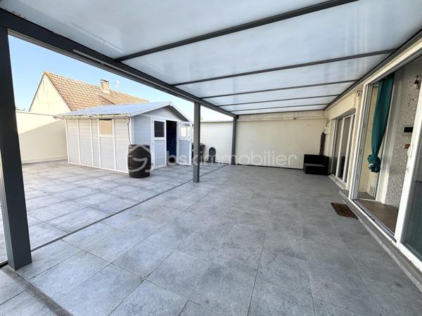 Sur la commune de La Ville Du Bois , Venez découvrir ce magnifique appartement de 91 m2 environ , 4 pièces , 2 chambres .

Dans une petite copropriété de 4 lots , cet appartement vous offrira le confort d'une maison avec sa terrasse privative de 160 m2 . 

Grande entrée avec placards de rangement , grand séjour avec sa salle à manger semi ouverte donnant accès à la terrasse , cuisine ouverte , aménagée et équipée ( four , lave vaisselle , plaques , hotte , placards de rangement ) , une salle d'eau avec grande cabine de douche , simple vasque , sèche serviette et dressing , deux chambres dont une avec petit dressing , wc séparé . 

Possibilité de facilement créer une troisième chambre à la place de la salle à manger . 

Terrasse de 160 m2 avec son cabanon de 12 m2 et sa pergola pour vos moments de détente . 

Clés en main , posez vos valises ! Aucuns travaux à prévoir ! 

Proche de toute les commodités , école maternelle , primaire , lycée privée , bus , commerces , centre ville , axes routiers . 

Charge de copropriété : 19,58 euros/mois , 235 euros/an 
Taxe foncière : 1400 euros